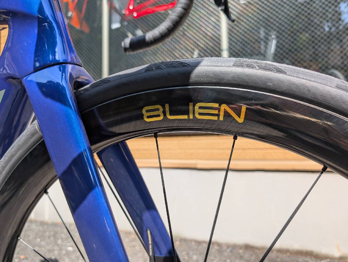 171Works34627's tweet photo. 納輪完了🚴‍♂️
8LIEN Aether 5(1040g)、デカールはカスタムゴールドで特注。
25mm内幅・軽量カーボンスポークで走りが変わります。
171WORKSでも取扱い中です。
#171WORKS #8LIEN #AETHER5 #カーボンホイール #ロードバイク https://t.co/HR6bnOP0tk