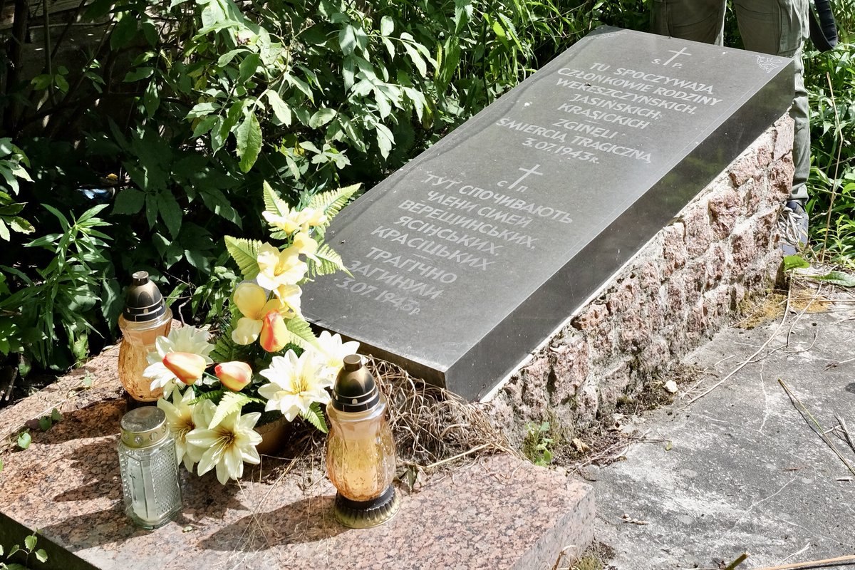 TomaszGrzywacz3's tweet photo. W rocznicę Krwawej Niedzieli na Wołyniu trzeba pamietać o:

1.  Ofiarach: Polakach, ale też Czechach, Żydach, Ormianach wymordowanych przez ukraińskich nacjonalistów tylko z powodu swojej narodowości.

2 Sprawiedliwych Ukraińcach z narażeniem życia ratujących swoich sąsiadów. To bohaterowie. 

3. Zbrodniarzach: członkach OUN-UPA i wszystkich ukraińskich nacjonalistach odpowiedzialnych za ludobójstwo w imię zbrodniczej ideologii ukraińskiego integralnego nacjonalizmu.

Na zdjęciu zbiorowa mogiła członków rodzin Wereszczyńskich, Jasińskich i Krasickich ze wsi Zielony Dąb w dzisiejszy obwodzie rówieńskim zamordowanych przez nacjonalistów z UPA.