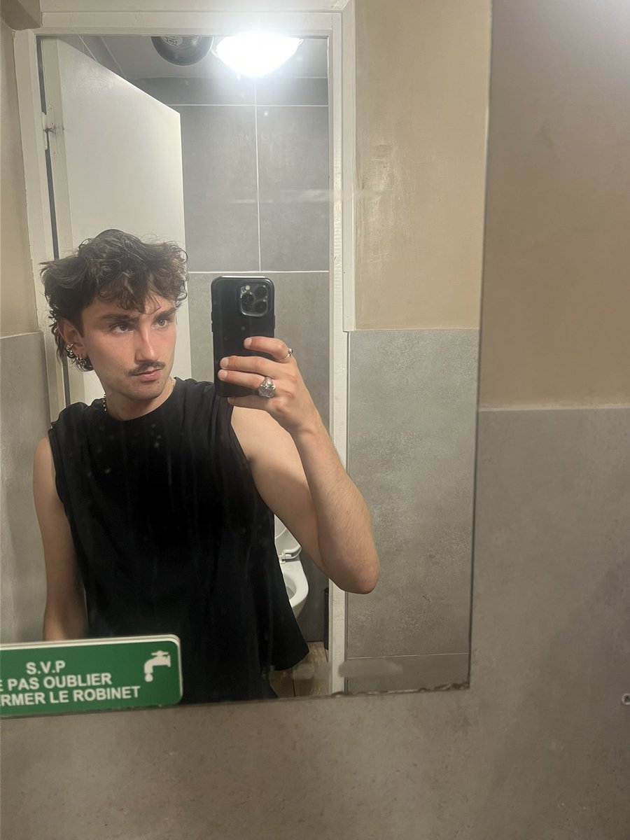 bbbutfr_'s tweet photo. was so drunk and hrny last night https://t.co/Ez7iVLrUJO