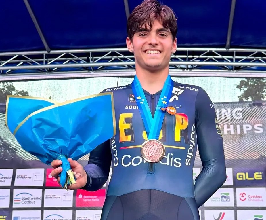 PalomarJulian's tweet photo. Hoy , nueva jornada del #Eurotrack #TeamEspCiclismo
● Asier Fortea, bronce en el Ómnium Júnior del Europeo de Pista: "Cada prueba ha sido más dura que la anterior, pero al final logramos la medalla"
https://t.co/aAMOtVQwa7 https://t.co/04L3gYNAun