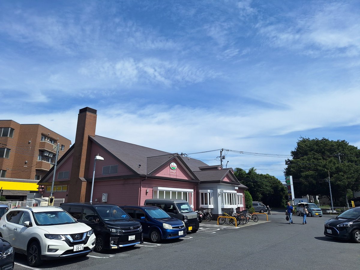 plastic_rains's tweet photo. 20260711 先日の打合せで知ったサイゼリア最強伝説🍷
そこで地元のサイゼリアに調査いきましたw. ワインデキャンタに美味しい料理でこの値段？　店内うるさいけど幸せ感も頂いてます。お休みの今日は��躇せず飲み食いしました🍷🍖 https://t.co/W5EI6wbOaU