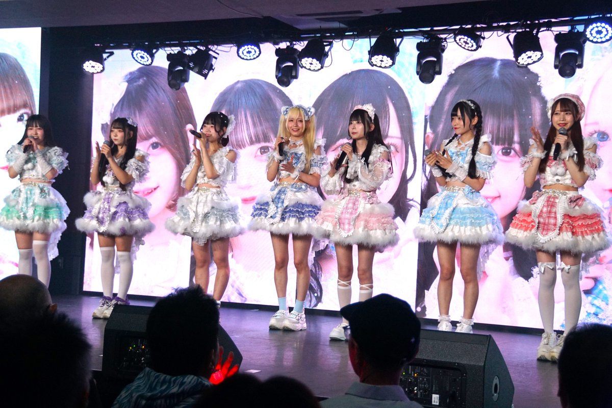 TERRAGRIEF's tweet photo. 【ニコニコ♡LOVERS】①

ニコグル界隈もネコシアターも3月以来でしたが、椅子もあって安全で健全な現場は安心して参加できますｗ

#ニコラバ はこの日「チューとリアル」がナマで初！、「summer magic」が久々にナマで聴けた。

写真は7人それぞれ1枚づつ選んでみた（↓に続く） https://t.co/RE6tTXf5TE
