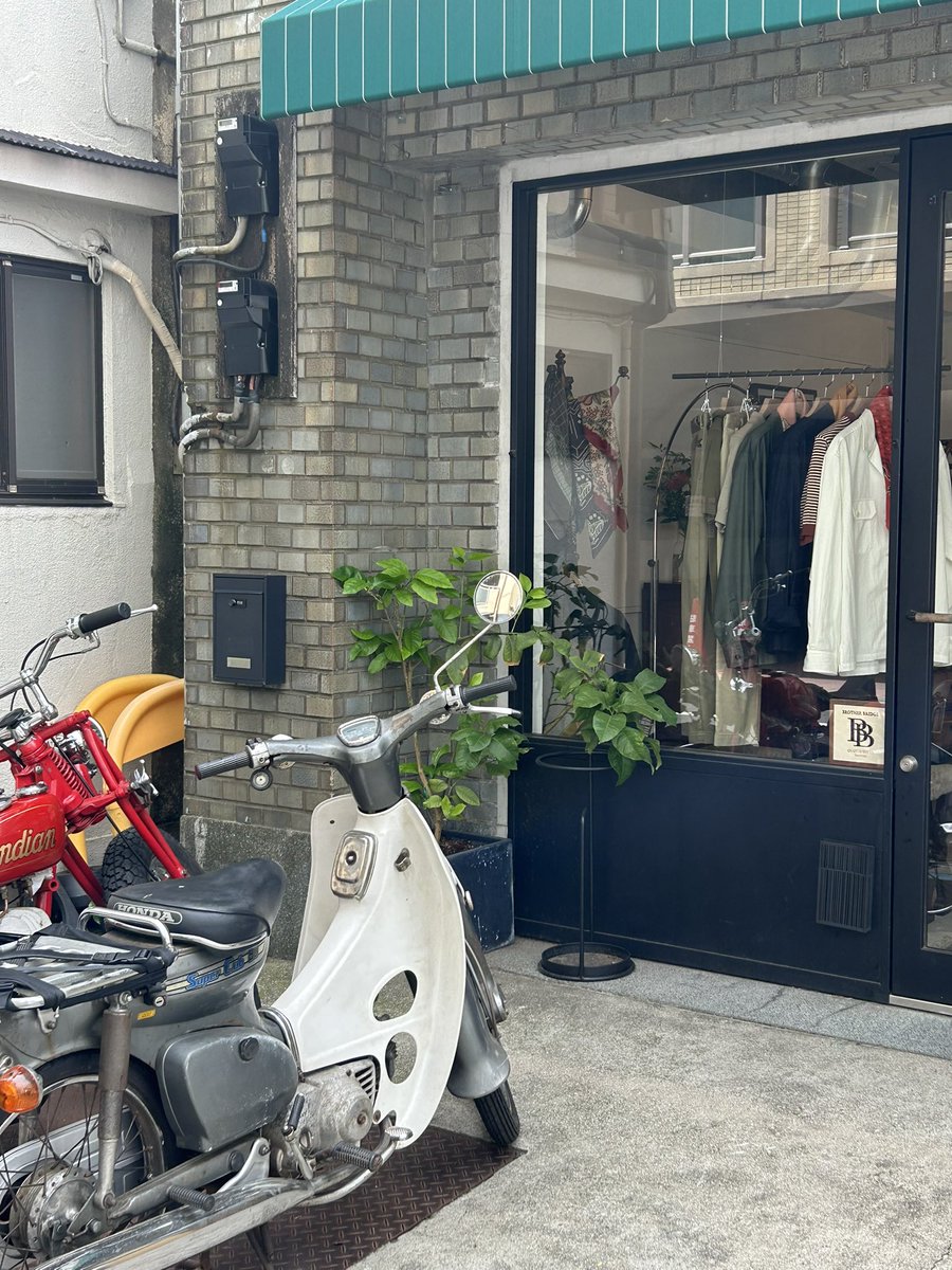 rofkrranoyps's tweet photo. 夏の終わりにブラザーブリッジのブーツが���しいのでTHE ZINE FOOTWEAR CLUBさんへ。店員さんが凄くカンジ良く説明してくれて、ちょっと尊敬してしまったわ。
その後は日暮里の一由そばで、
冷やし太蕎麦のキス天にJKB。　
トッピングの雄と言ったらこのお店。
山形だしや納豆天も夏っぽいわね。 https://t.co/EDdzUWJ6np
