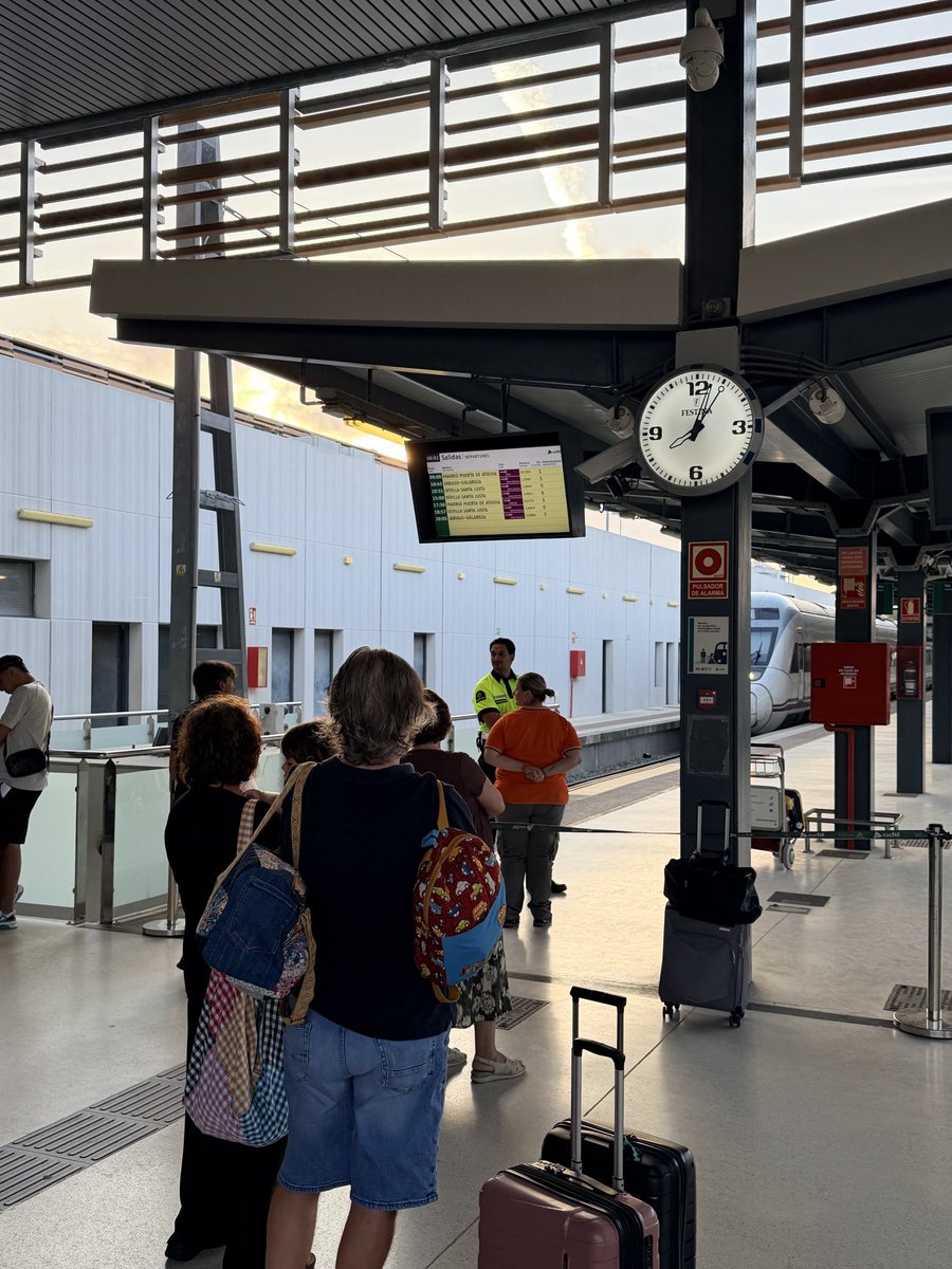 Ruben_Ramiro's tweet photo. Cómo va @huelva a pedir un #ave , si ni un solo tren sale a su hora . Retrasos en @renfe desde primera hora . @huelva_info - @huelva24 . https://t.co/qxUr4L3xLe