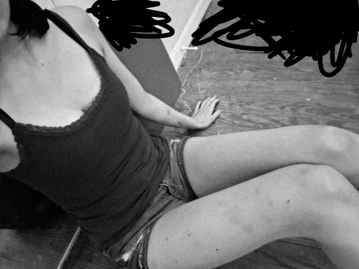 lusterdawnn's tweet photo. can someone bully me into losing weight please :/ I gotta stop eating lol #edtwt #shtwt #fatspo #suicidal https://t.co/IlljtbWwEm