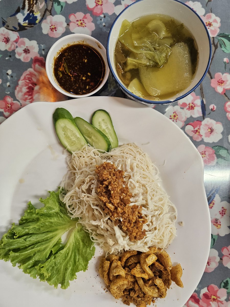 powerpookgirl's tweet photo. อาจจะยังมีคนไม่ทราบว่าร้านข้าวมันไก่สามพี่น้องมีเมนูใหม่ คือหมี่ไก่ฉีกกับหมี่มันไก่ คือกินมาทั้งสองอย่างแล้ว อร่อยมาก และอิแม่ชอบกระเทียมเจียวที่โรยหน้ามา มันมีรสหวานเค็มเสริมรสชาดหมี่ดีมาก ใครชอบอกไก่ให้สั่งหมี่ไก่ฉีกนะ ส่วนอิแม่ชอบหมี่มันไก่ ไก่นุ่มมากค่ะ
#ข้าวมันไก่สามพี่น้อง https://t.co/Z5PnBcC1BL