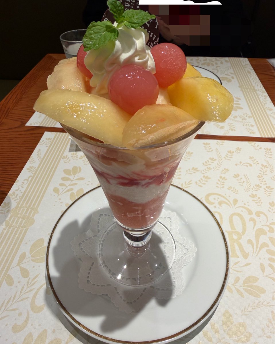 Lond_2003's tweet photo. 資生堂パーラーに来た。
桃パフェ美味かったー https://t.co/9Gx8DBeYCf