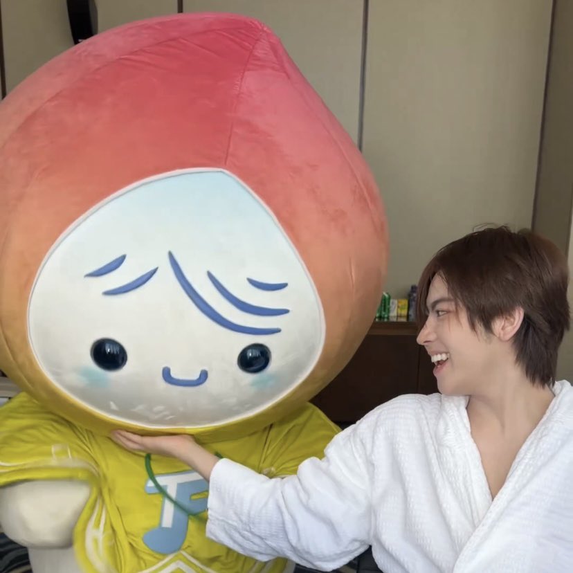 lucinesnapp's tweet photo. ตอนออกแบบเรนนี่ เอาเฟิร์สเป็น reference จริง ๆ สินะ ถอดแบบกันมา ยิ่งกว่าโคลนนิ่งอีก เข้าใจเติ้ลทุกอย่าง ว่าทำไมถึงหวงนักหวงหนา ไม่ว่าจะคนน้องหรือคนลูก ก็ดูเอาเถอะ อันนี้เรียกวาสนามติมันท์จริง ๆ https://t.co/EHbeAWfPZh