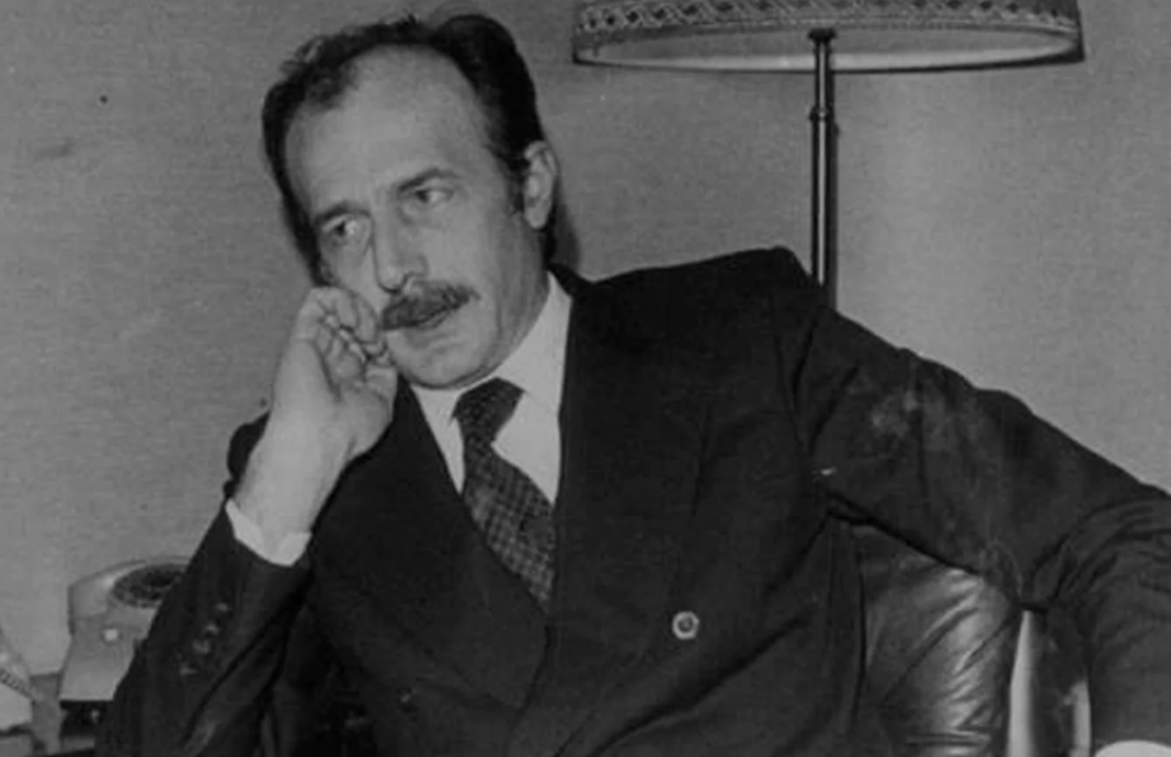 IveserVenezia's tweet photo. "Cercheranno in ogni modo di farmi scivolare su qualche fesseria. […] Lo sapevo prima di accettarlo e quindi non mi lamento affatto perché per me è stata un'occasione unica di fare qualcosa per il paese"
11 luglio 1979: a Milano viene assassinato Giorgio Ambrosoli https://t.co/6uFQ524xdZ