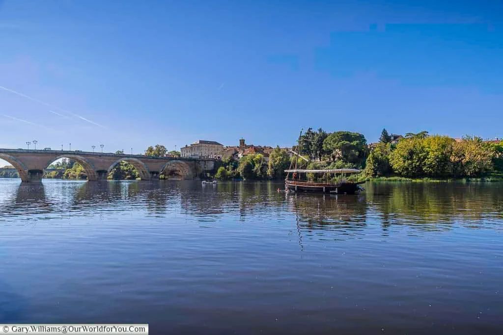 OurWorldforYou's tweet photo. Today, le Tour de France arrives in Bergerac by the Dordogne; its history has been shaped by trade, religion & wine. Meander through the historic streets, visit Place de la Mirpe, a charming timber-framed square @ExploreFranceEN @lifefrance #ExploreFrance https://t.co/YfXNWGxVQ0 https://t.co/DX2kyAqGJS