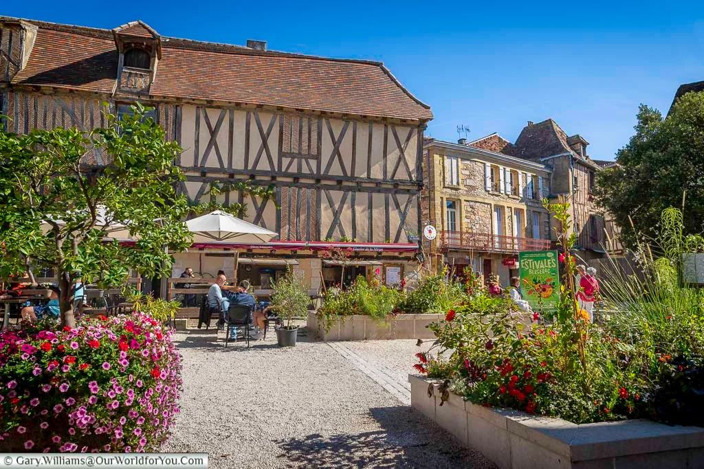 OurWorldforYou's tweet photo. Today, le Tour de France arrives in Bergerac by the Dordogne; its history has been shaped by trade, religion & wine. Meander through the historic streets, visit Place de la Mirpe, a charming timber-framed square @ExploreFranceEN @lifefrance #ExploreFrance https://t.co/YfXNWGxVQ0 https://t.co/DX2kyAqGJS