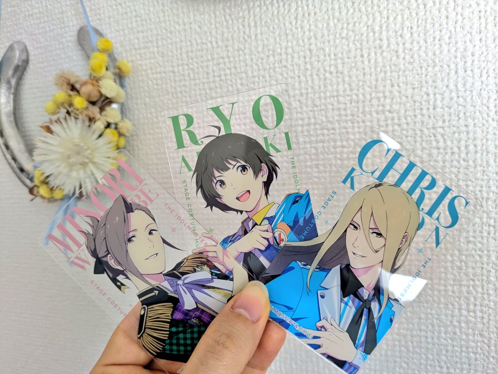 02ko29's tweet photo. SideMの衣装展に行ってきました！
クリアカードめっちゃ良い！ランダムじゃないの大変ありがたいから全部そうして〜！全身も欲しくなったので買う予定じゃなかったアクスタも買った。FiFS絵なら許す。展示は撮影可のところに旗の思い出の品を置いてくれてて感謝の舞。かなり近づいてじっくり見られた。 https://t.co/PasDiiSAmU