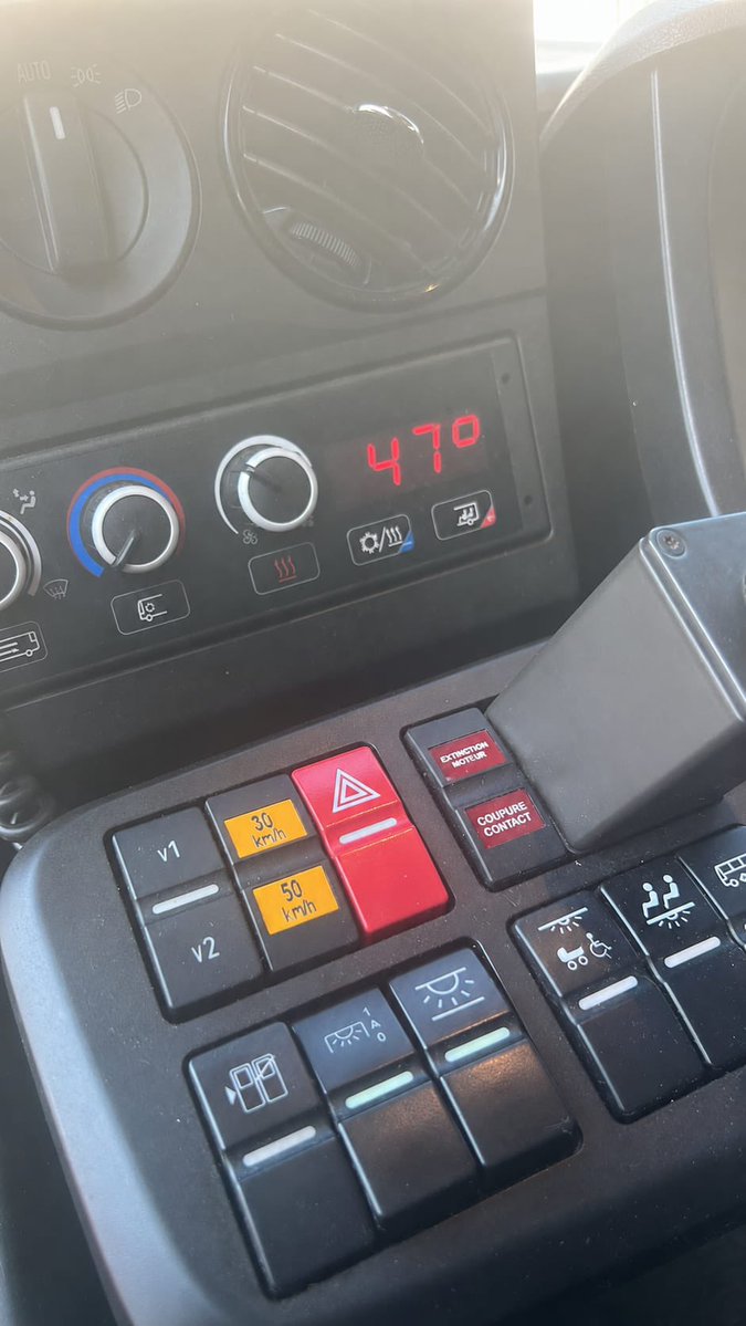 berrahalAhmed93's tweet photo. Depuis l’accident du 189 , rien n’a changé. Les machinistes roulent toujours dans des bus à 47 °C,sans climatisation. @vpecresse accuse la gauche, mais cela fait 10 ans qu’elle dirige la Région. Son bilan ? Bus surchauffés, agents en danger et privatisation : un fiasco.
#canicule https://t.co/oDx4eq8VZn