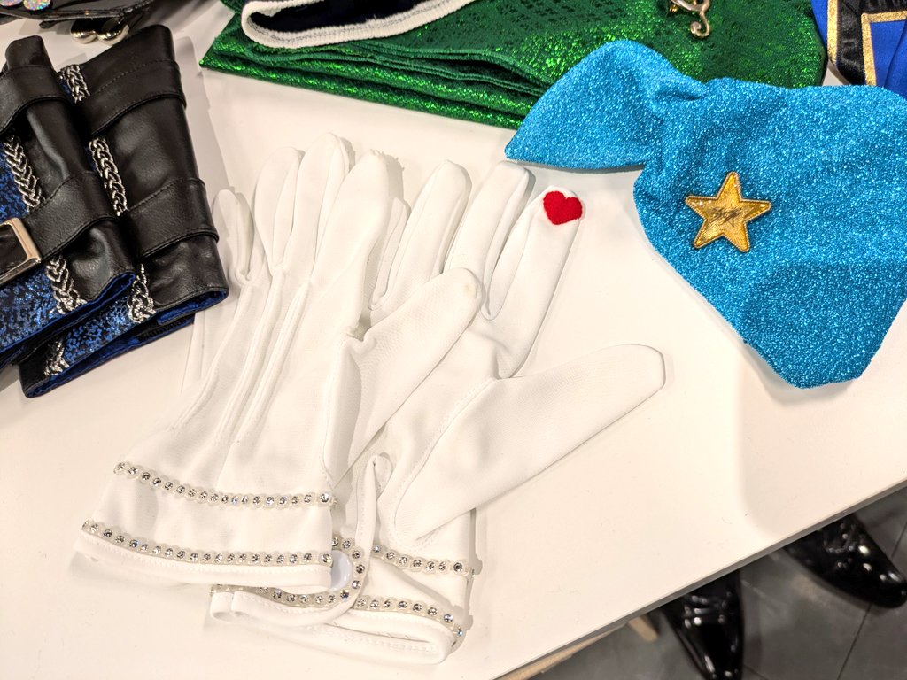 02ko29's tweet photo. SideMの衣装展に行ってきました！
クリアカードめっちゃ良い！ランダムじゃないの大変ありがたいから全部そうして〜！全身も欲しくなったので買う予定じゃなかったアクスタも買った。FiFS絵なら許す。展示は撮影可のところに旗の思い出の品を置いてくれてて感謝の舞。かなり近づいてじっくり見られた。 https://t.co/PasDiiSAmU