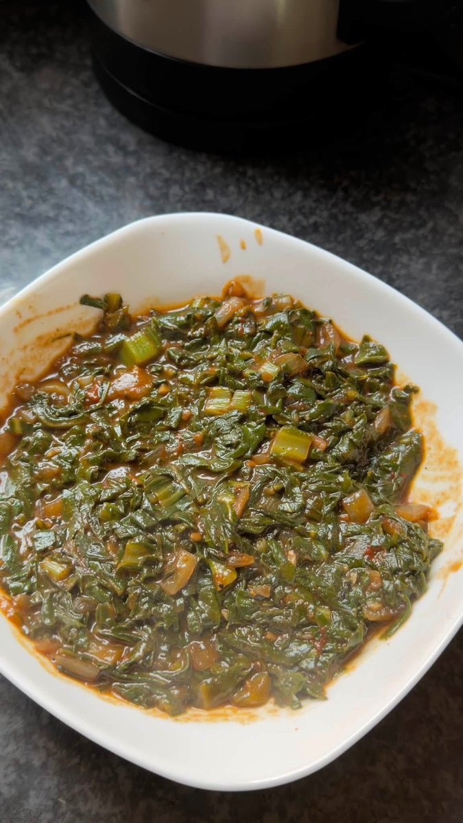 NyakegoMaponya's tweet photo. Choose your fighter creamy spinach or traditional spinach? https://t.co/NofkWbElnH