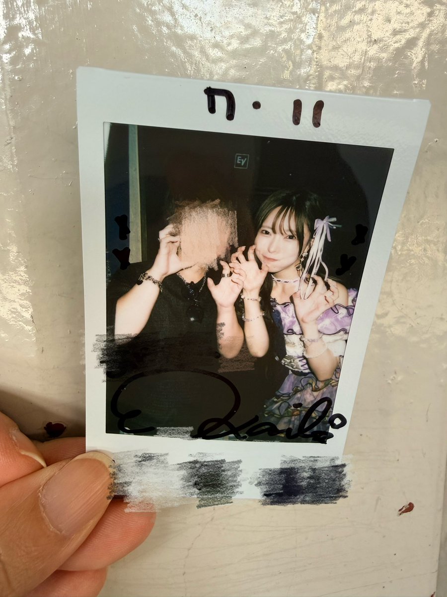 aumu_kun's tweet photo. ツアー初日(｡•⩊•ಣ 
さすがに埋もれすぎてたのに
いい感じに隙間が空いた時に見つけてくれた👀✨
天才すぎる🥹👏🏻ありがとう😊
髪ストレート大好きマン🥰ありがてぇ笑笑
コール口ずさんでるのかわいい🤭
名前コールも言ってくれるからみんなのコール覚えました👍🏻⟡.·
明日も楽しむぞ！ https://t.co/qeONVEHZHC
