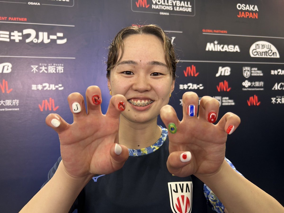 TBSvolleyboo's tweet photo. バレーボール 🏐✨
#ネーションズリーグ

／
女子 日本ラウンド第3⃣戦
🇯🇵日本VSトルコ🇹🇷
＼

ファイナルラウンド進出へ🔥
負けられない大一番💪

当日練習後、#岩澤実育 選手は
「今日と明日しっかり勝たないとファイナルに進めないっていう大事な試合なので、自分の与えられた役割をしっかりこなせるように、チームのために貢献できるように頑張っていきたいと思います」
と意気込みました！

そしてネイル💅には日本ラウンドの対戦国も👀
「リスペクトの気持ちも忘れずに戦っていきたいと思います」
と素敵な思いを聞かせてくれました！！

みなさんで応援しましょう♥️🤍

📺今夜7時〜TBS系列で放送します🌟
