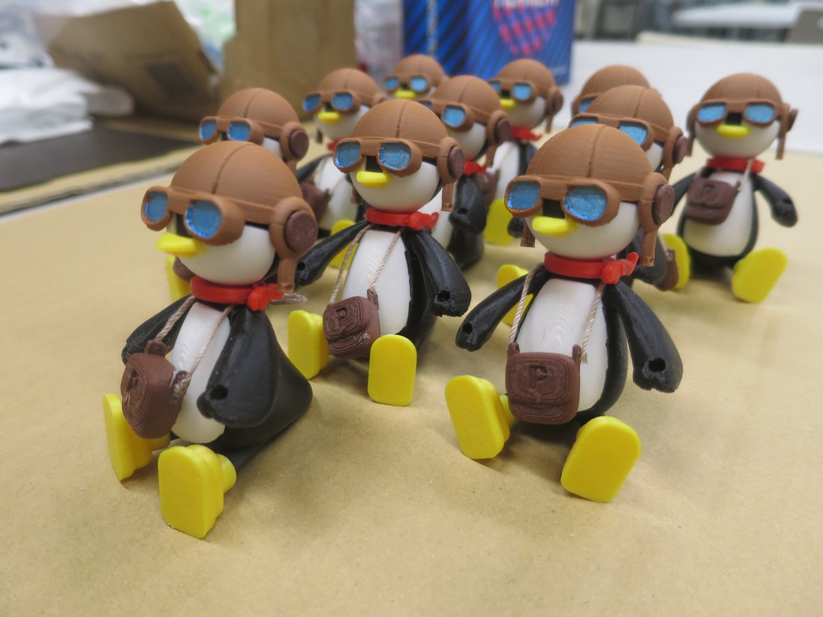 mitarashilab's tweet photo. 剣聖ハイアラキ師匠を謝らせそうな分身・��・。
ワンフェス2026夏のディフォルメMa.K恒例のおまけ
ディフォルメファルケにおまけで付く「おすわりＰ君フィギュア」完成。（※版権時申請認可済）
これにてワンフェス夏　販売品量���完結。(;'∀')ふう。
#WF2026S https://t.co/AkPMw2S6qj