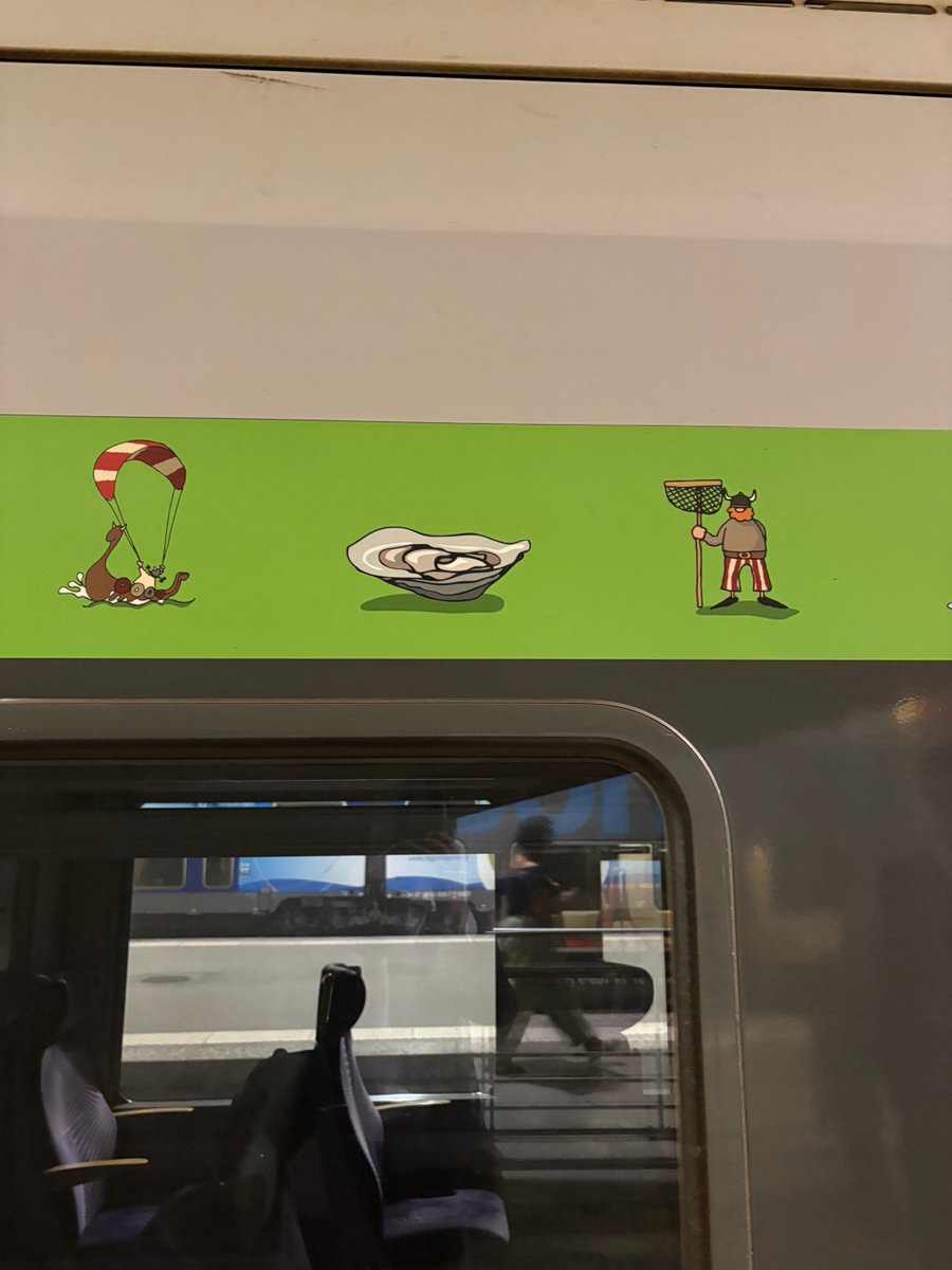 arrasaam's tweet photo. ノルマンディ行きの列車、自虐ネタなのか煽ってるのか… https://t.co/mmbdqI91hF