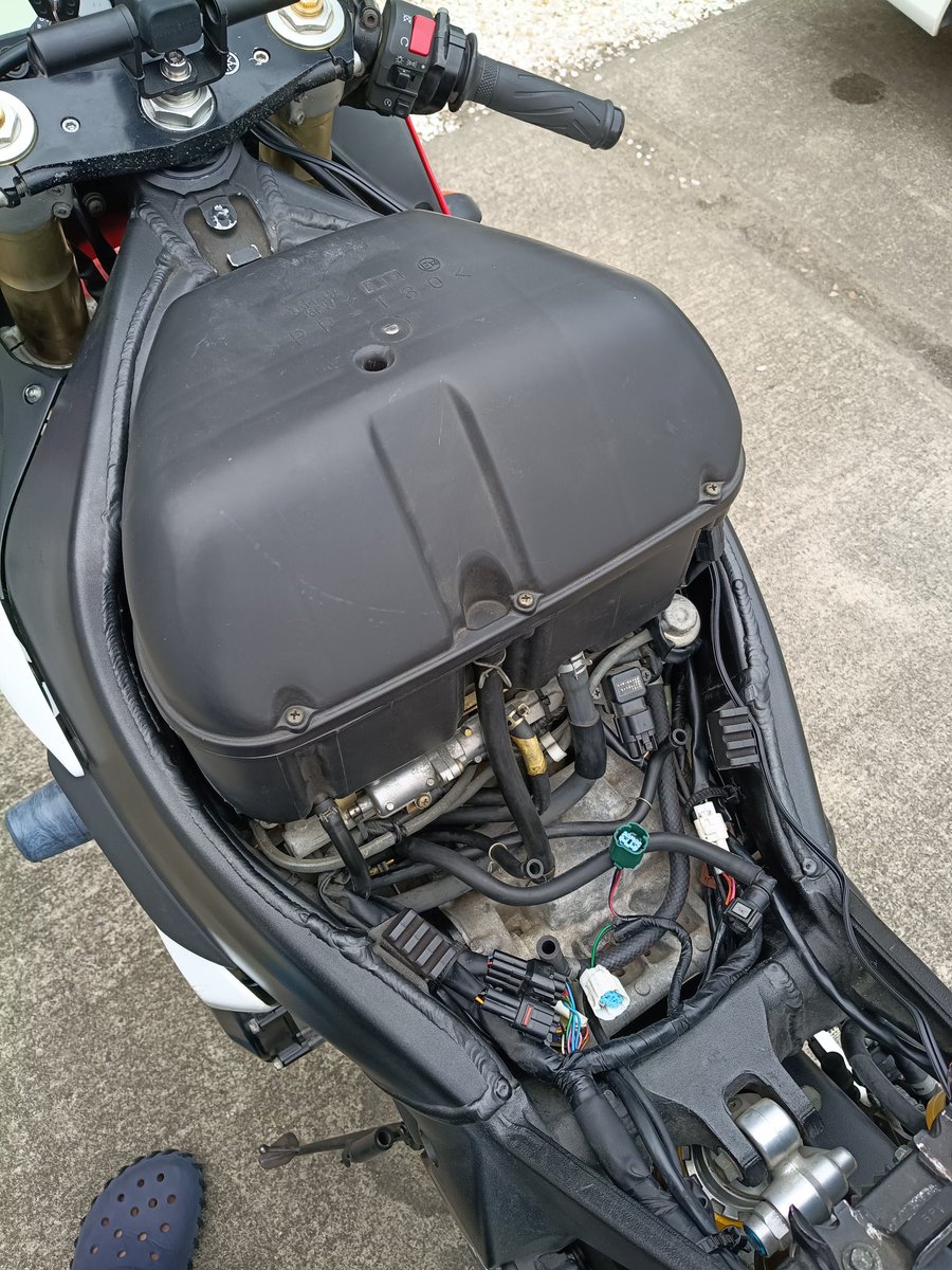 tack211v's tweet photo. 低回転でもたつくしなんかパワーもねえなーと思って開けてみたら2番のダイレクトイグニッションコイルがちゃんと刺さってなかったっていう
念のためにプラグ変えとこ https://t.co/2L9pDaviLZ