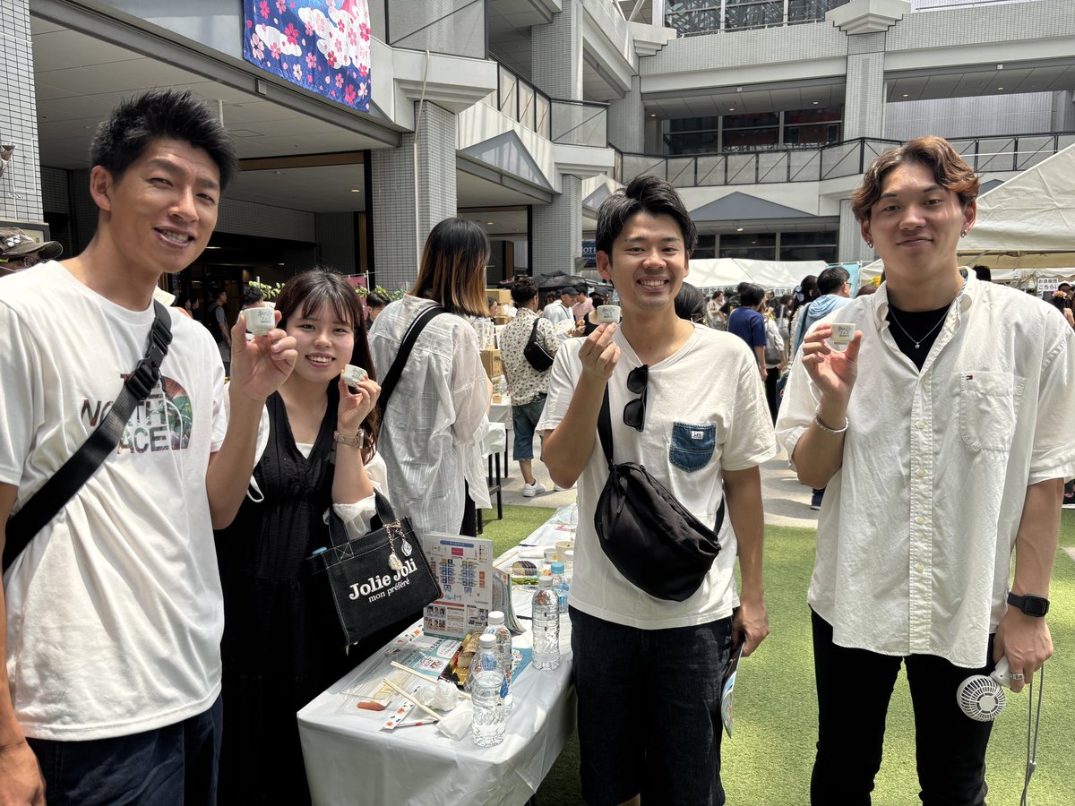 sakefesosaka's tweet photo. 会場内は大盛り上がりです！！
Miss SAKEの皆様の3ショットも！
 #和酒フェス  #和酒フェス大阪 https://t.co/iPv2BWolPn
