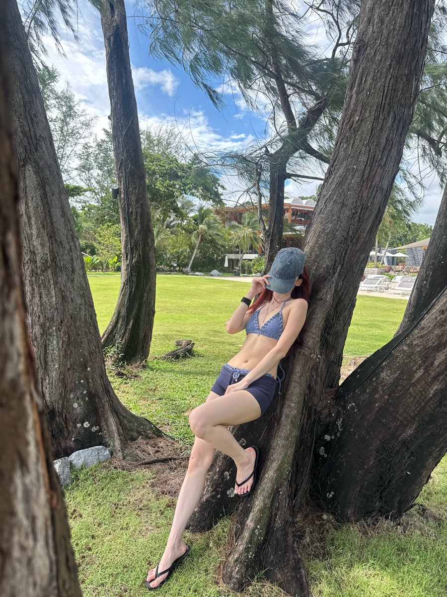 vosbeinismo's tweet photo. o tarot me revelou que ela foi tomar um matcha pra refrescar o calor que a foto da love causou #peguemavisão #casalreal https://t.co/ZcWrkKdt2h