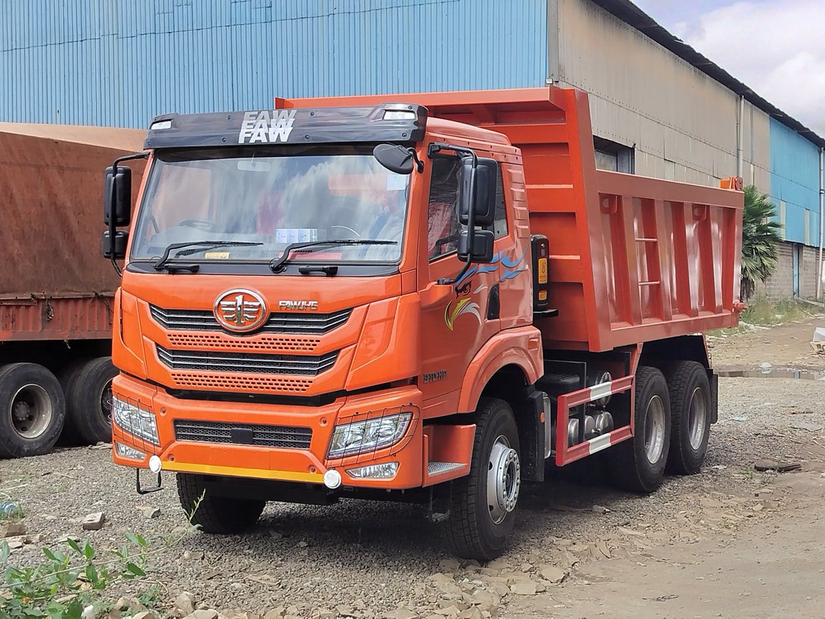 anj_116_'s tweet photo. Hii biashara mi hukushow roho safi kama salesperson. 

If you don't have a contract or subcontract that will do the following

1. Give you the installment amount on the first week 
2. Give you the amount you need to maintain and fuel the truck on the second week 
3. Give you mshahara yako na ya driver on the 3rd week 
4. Give you pesa ya gari ya savings on the 4th week 

Please find another business or truck. Tippers can shaft you without lube kama huna plan. 

Kwanza umechukua loan ukapewa 80% financing. Alafu unaenda Kanyarkwat Kwa kina @Rutojames7113 kuchukua mchanga Mtoni ukuje nayo hadi Eldoret upark pale Unga for 3 days na mchanga ndio upate buyer. Huwanga Baaad!!! 

Ukikuwa na contract ya dumping mahali though, unakula na kijiko kubwa Sana hii life