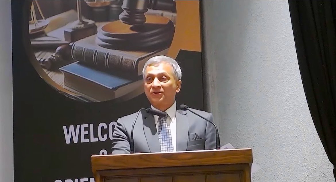 barandbench's tweet photo. Senior Advocate Shyam Divan speaks on Deepening Democracy - Constitutions and Constitutionalism at the Bar Association for Sri Lanka. https://t.co/HfKH6GlTR2