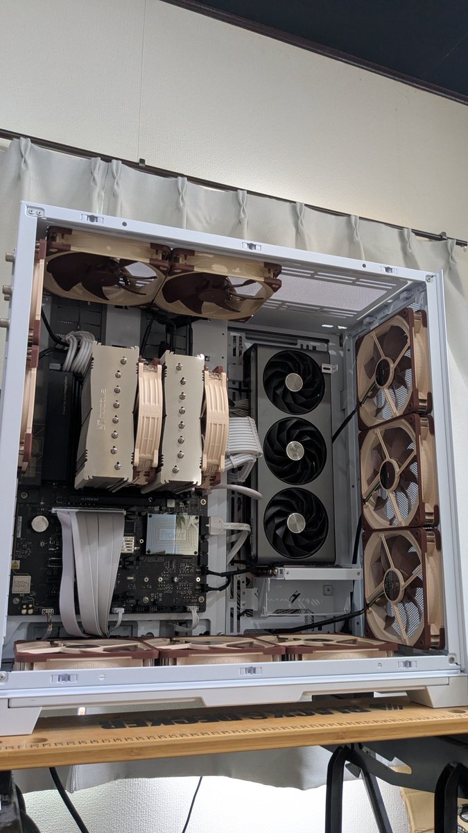 Rayson_vr's tweet photo. フロントの吸気が垂直設置したグラボの裏側にある120mm排気×3で吸われてCPUが冷えにくいかと思ったけど
グラボの熱で炙られない分熱を持ちにくいのに加えてマザーのチップやVRMも風通しがよくなってトータルで見たらバランスよく冷えてる

見た目に統一感がない？うるせぇ https://t.co/mqR1daolCV