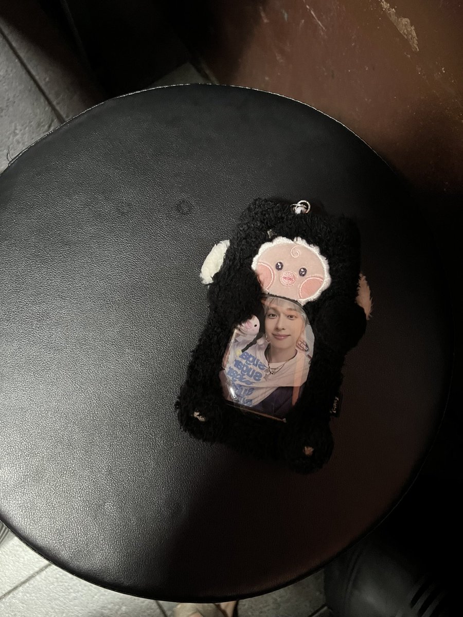 WHAT___6's tweet photo. RT plz
국민떡볶이에서 가온이 썸콘 포카가 들어있는 지덕이 릴스를 두고가신 런즈분을 찾습니다!!!! 안쪽에서 두번째 테이블이었어요~ https://t.co/4yBtfJo0t9