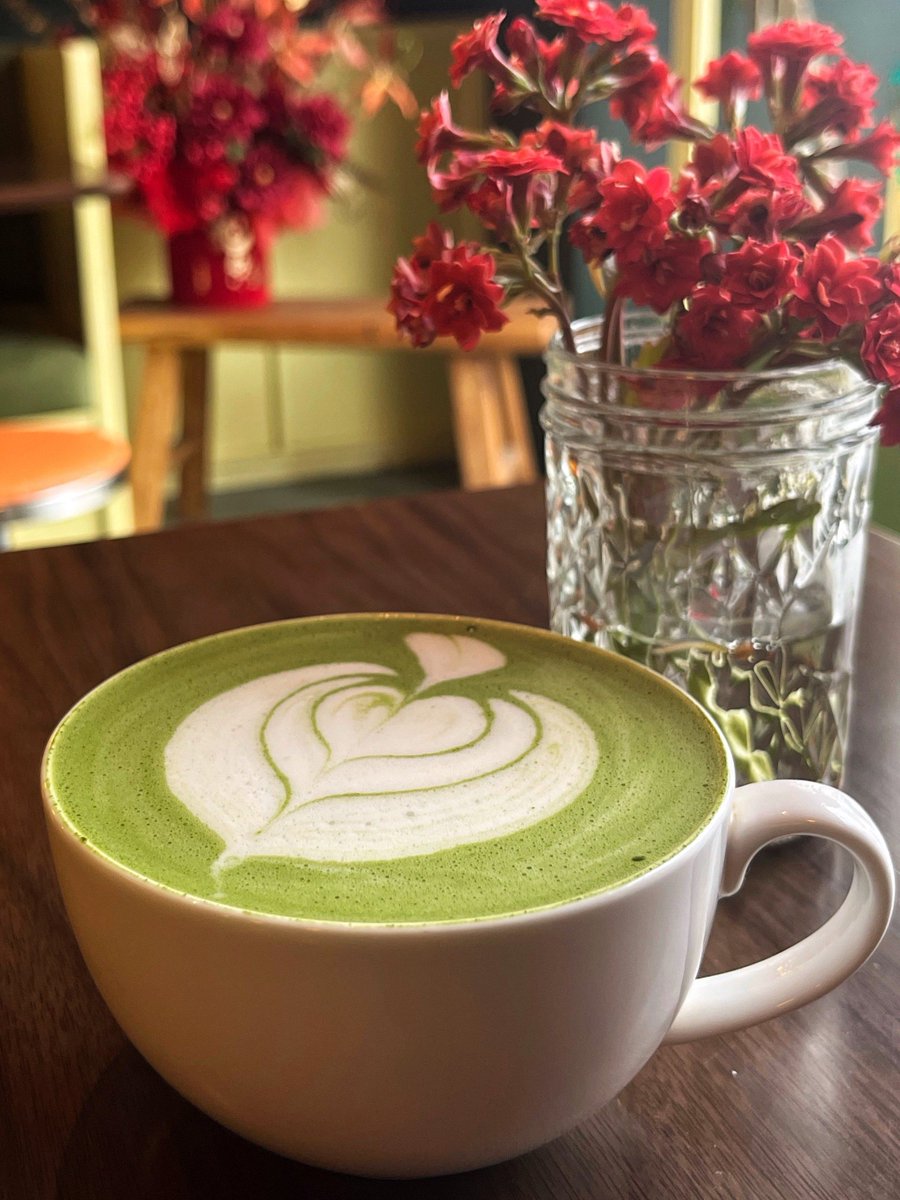 CelineHollantz's tweet photo. This sunny afternoon pick-me-up: iced matcha latte with a dash of oat milk, sweetened just right—simple, creamy, perfect. https://t.co/K26n8Yzuom