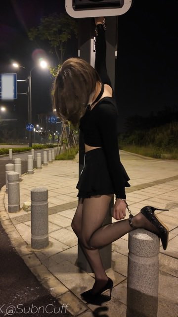 SubnCuff's tweet photo. 新玩法 先把一只手用定时锁锁在上边 再用手铐把另一只手和脚铐在一起 整个人像被拉住固定一样 而且只剩一只脚承受10厘米的高跟

#户外 #手铐 #自缚 https://t.co/kMt79TUGHH