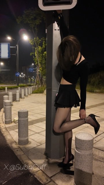 SubnCuff's tweet photo. 新玩法 先把一只手用定时锁锁在上边 再用手铐把另一只手和脚铐在一起 整个人像被拉住固定一样 而且只剩一只脚承受10厘米的高跟

#户外 #手铐 #自缚 https://t.co/kMt79TUGHH