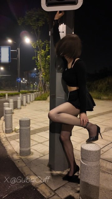 SubnCuff's tweet photo. 新玩法 先把一只手用定时锁锁在上边 再用手铐把另一只手和脚铐在一起 整个人像被拉住固定一样 而且只剩一只脚承受10厘米的高跟

#户外 #手铐 #自缚 https://t.co/kMt79TUGHH