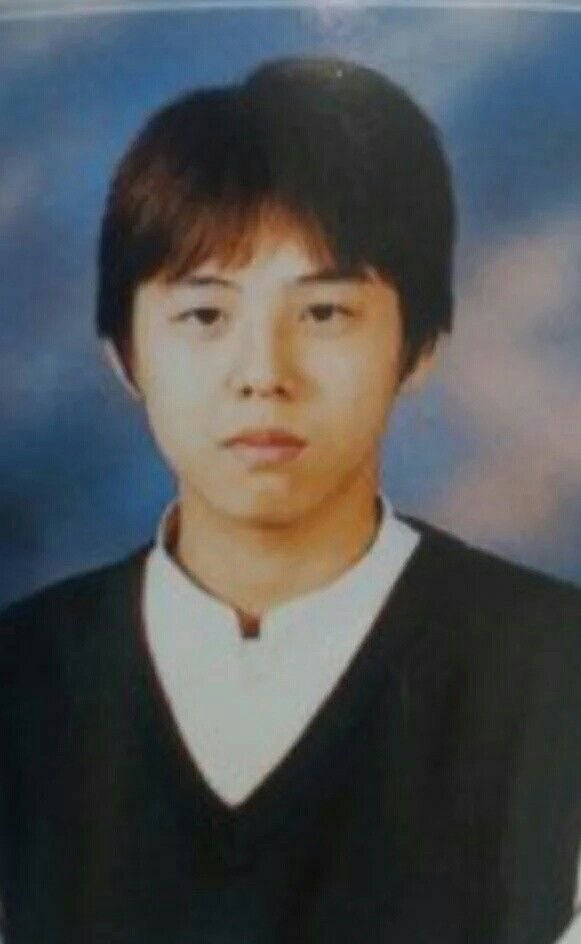 miss_mew's tweet photo. นักแสดงหญิง ควอนคยองฮา (Kwon Kyung Ha) ได้เปิดเผยถึงความผูกพันที่ไม่คาดคิดระหว่างเธอกับสมาชิกวง BIGBANG โดยเล่าว่าเธอเคยเป็น "คุณครูประจำชั้นสมัยมัธยมต้น" ของเขามาก่อน

ในระหว่างที่เธอไปร่วมรายการบนช่อง YouTube Lazy Rabbit คุณครูควอนคยองฮาได้ย้อนวันวานช่วงที่ยังเป็นครู และนึกถึงเด็กชาย "ควอนจียง" (หรือ G-Dragon) ในตอนที่เจอกันที่โรงเรียนTraditional Arts Middle School เธอบอกว่าเธอสอนเขามาตั้งแต่ ม.1 ถึง ม.3 และเป็นครูประจำชั้นของเขามาตลอดทั้งสามปี

คุณครูเล่าว่า ออร่าความโดดเด่นของ G-Dragon นั้นปิดไม่มิดเลยจริง ๆ ตั้งแต่ตอนนั้น เธอยังจำตอนที่ได้ร่วมงานกับเขาในละครเวทีของโรงเรียนเรื่อง The Wedding Day ได้ด้วย และชมว่าเขาเป็นเด็กที่มีทักษะการแสดงที่เก่งกาจมาก ๆ แม้จะอายุยังน้อยก็ตาม

"ตอนนั้นเขาเป็นเด็กที่มีพรสวรรค์มากและโดดเด่นออกมาจากคนอื่นจริง ๆ ค่ะ" คุณครูกล่าว

พอ G-Dragon เริ่มยุ่งกับงานในวงการบันเทิงมากขึ้น เขาก็เลยต้องย้ายโรงเรียนไปในช่วงมัธยมปลายปีที่ 1 (ม.4) คุณครูควอนคยองฮายอมรับว่า เวลาเห็นเขาในทีวีหลังจากนั้น มันทำให้เธอรู้สึกภูมิใจเป็นพิเศษ

"เวลาเห็นเขาในทีวี ฉันรู้สึกภูมิใจมากค่ะ และมันก็เป็นความทรงจำส่วนตัวของฉันด้วยที่เคยได้รู้จักเขาตั้งแต่เขายังเด็กมากๆ" เธอยังบอกอีกว่า เขามีเสน่ห์เฉพาะตัวที่แตกต่างจากนักเรียนคนอื่น ๆ เสมอมา

นอกจากนี้ G-Dragon ยังชอบแสดงความสามารถนอกห้องเรียนด้วย คุณครูจำได้ว่าเวลาโรงเรียนมีงานทีไร เขาชอบขึ้นไปบนเวทีเพื่อเต้นเบรกแดนซ์กับเพื่อนนักเรียนอีกคนหนึ่งเสมอ ซึ่งจากความทรงจำของคุณครู เพื่อนคนนั้นก็น่าจะเป็น "แทยัง" (Taeyang) เพื่อนร่วมวง BIGBANG นั่นเองค่ ทั้งคู่มักจะร้องและเต้นด้วยกัน และเข้าร่วมกิจกรรมการแสดงของโรงเรียนอย่างขยันขันแข็งตลอดทั้ง 3 ปีเลย

ในช่วงท้าย คุณครูควอนคยองฮาได้ฝากข้อความวิดีโอสั้น ๆ ส่งถึงอดีตลูกศิษย์คนนี้ด้วยความตื้นตันใจว่า:

"จียง... ครูดีใจมาก ๆ เลยนะที่เธอเติบโตมาเป็นคนที่ยอดเยี่ยมขนาดนี้ พวกเราไม่ได้เจอกันนานมากแล้ว แต่ครูยังคอยเป็นกำลังใจและเชียร์เธออยู่เสมอนะคะ"

cr:https://t.co/VWn2bOtEFm