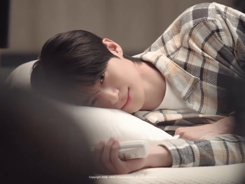 wooseoksyndrome's tweet photo. I’m sure Wooseok enjoyed this Iloom shoot since half the time he’s in bed 🤣 https://t.co/qDzMSBXV8A