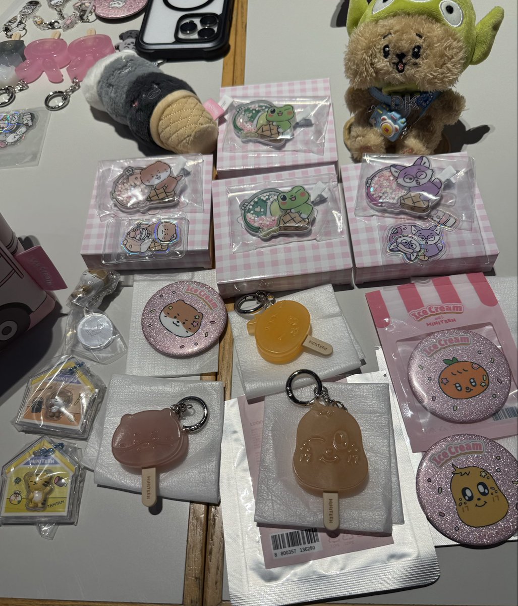 picc_p's tweet photo. MINITEEN交換お願い致します🤲
ただいまミヤシタパークにおります。
お手渡し交換優先＞明日以降郵送にてご対応お願い致します🙏

譲)
ヘアピン　ウォヌ　THE8 DINO
缶バッジ　ミンギュ　DINO

求)
ヘアピン　ジョンハン　ジュン
缶バッジ　THE8 https://t.co/IRVKRkiLtr