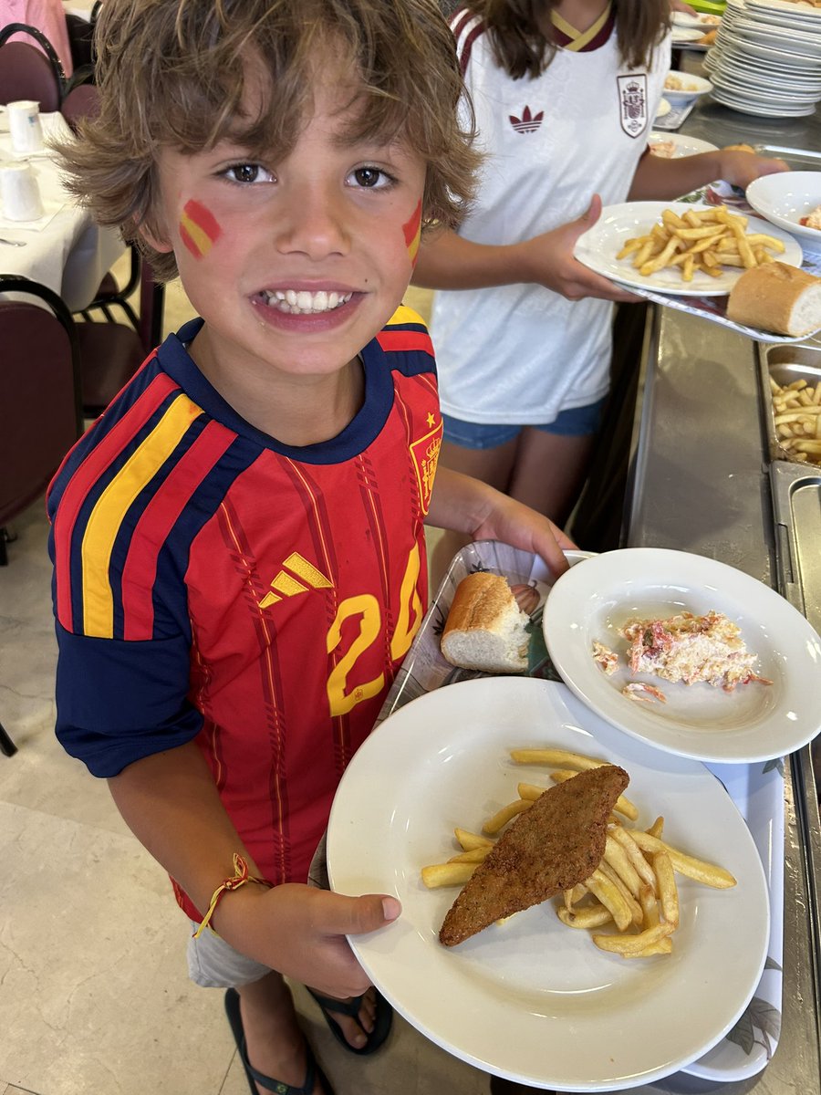 comillasfnx's tweet photo. Última cena !! Y ganando España !🥳🥳 https://t.co/7njA77Aos7