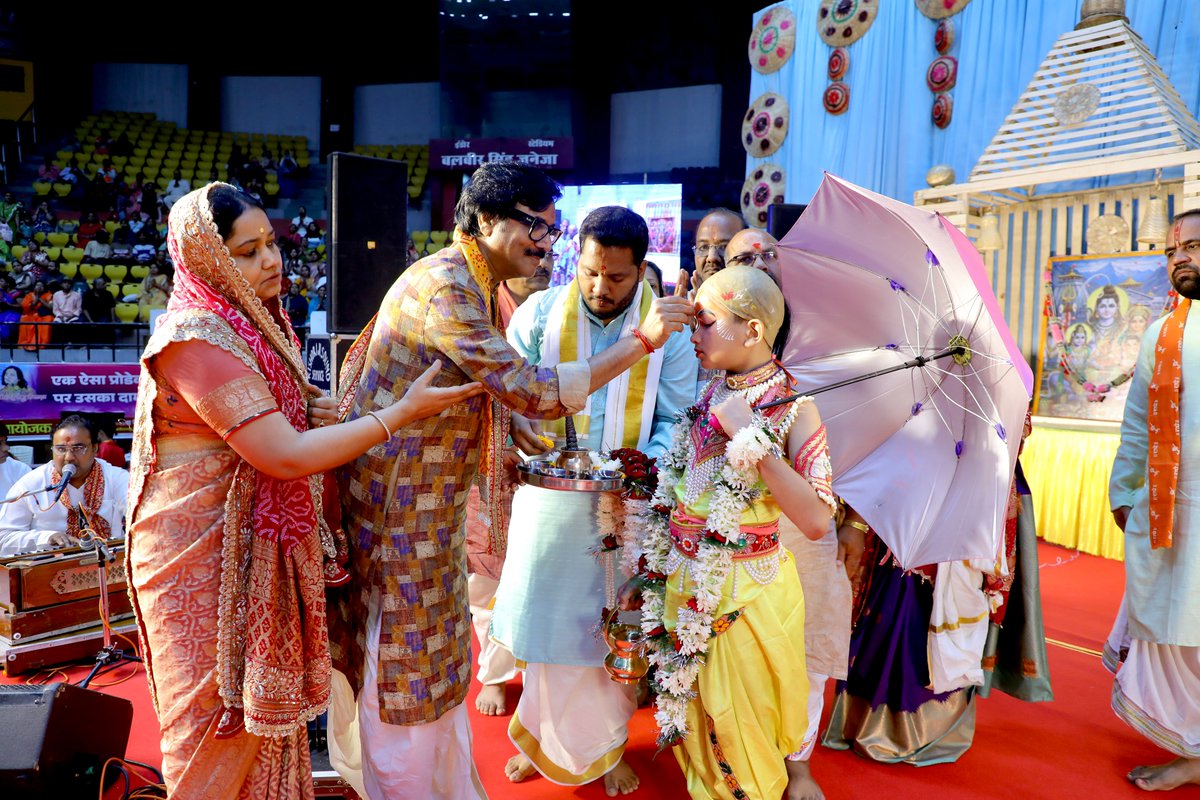 DN_Thakur_Ji's tweet photo. रायपुर में श्रीमद्भागवत कथा का तृतीय दिवस

कथा में श्रीमती लक्ष्मी वर्मा जी (राज्यसभा सांसद) ने पधारकर व्यासपीठ का आशीर्वाद प्राप्त कर कथा श्रवण की।

भागवत कथा सबसे बड़ा विश्वविद्यालय और औषधालय हैं, ���समें भक्ति, ज्ञान, वैराग्य और कर्म सभी का समन्वय मिलता है। श्रीमद्भागवत से बड़ा ज्ञान संसार में कहीं और नहीं मिलता, क्योंकि यह मनुष्य को केवल बाहरी जानकारी नहीं देता, बल्कि उसे आत्मा की गहराइयों से जोड़कर परम सत्य और भगवान की भक्ति की ओर अग्रसर करता है।