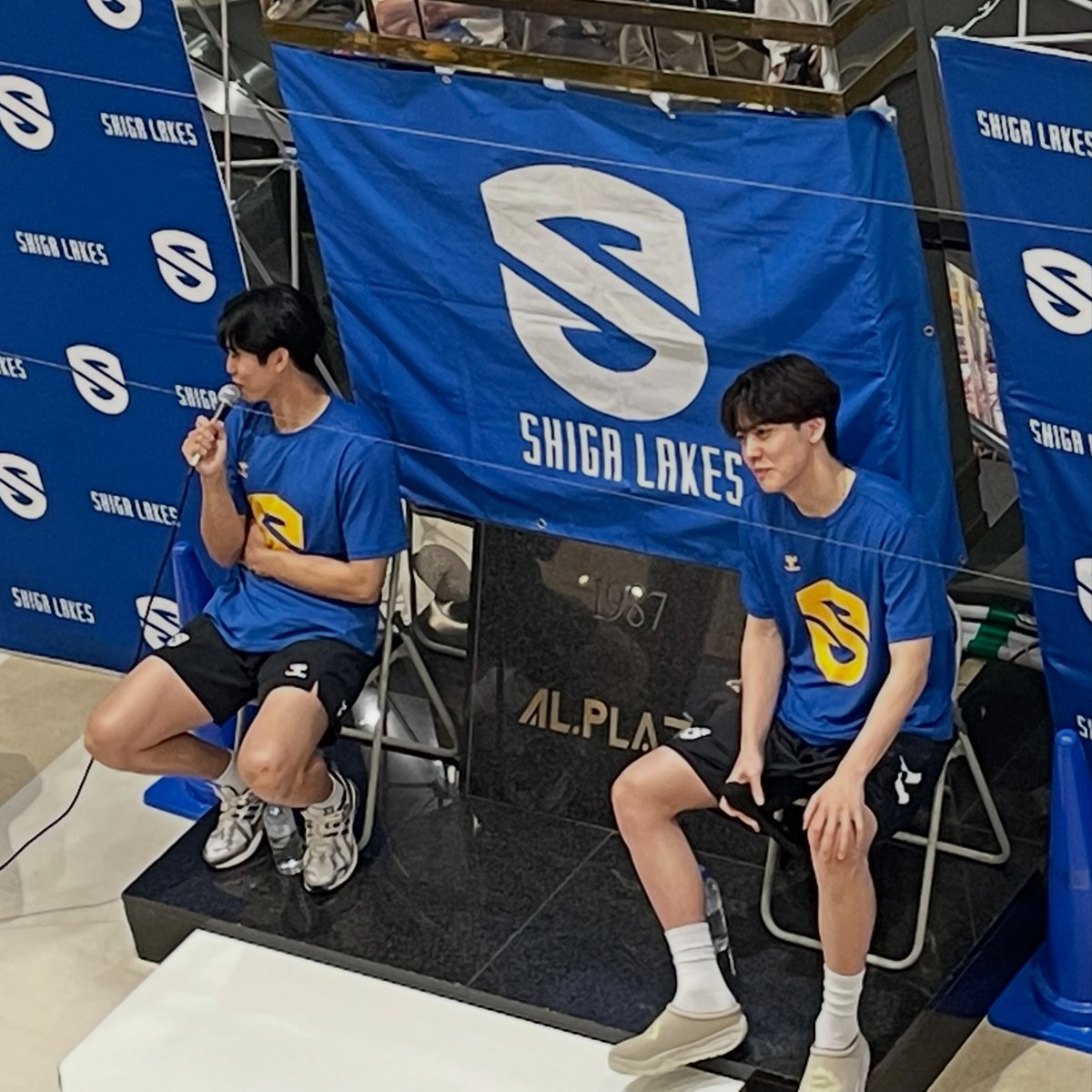 by_shiga55's tweet photo. プレイヤートークショー
新ユニも素敵!
#野本大智 選手& #駒沢颯 選手
#滋賀レイクス
#OwnTheLake
#平和堂 https://t.co/qcW8ymqhal