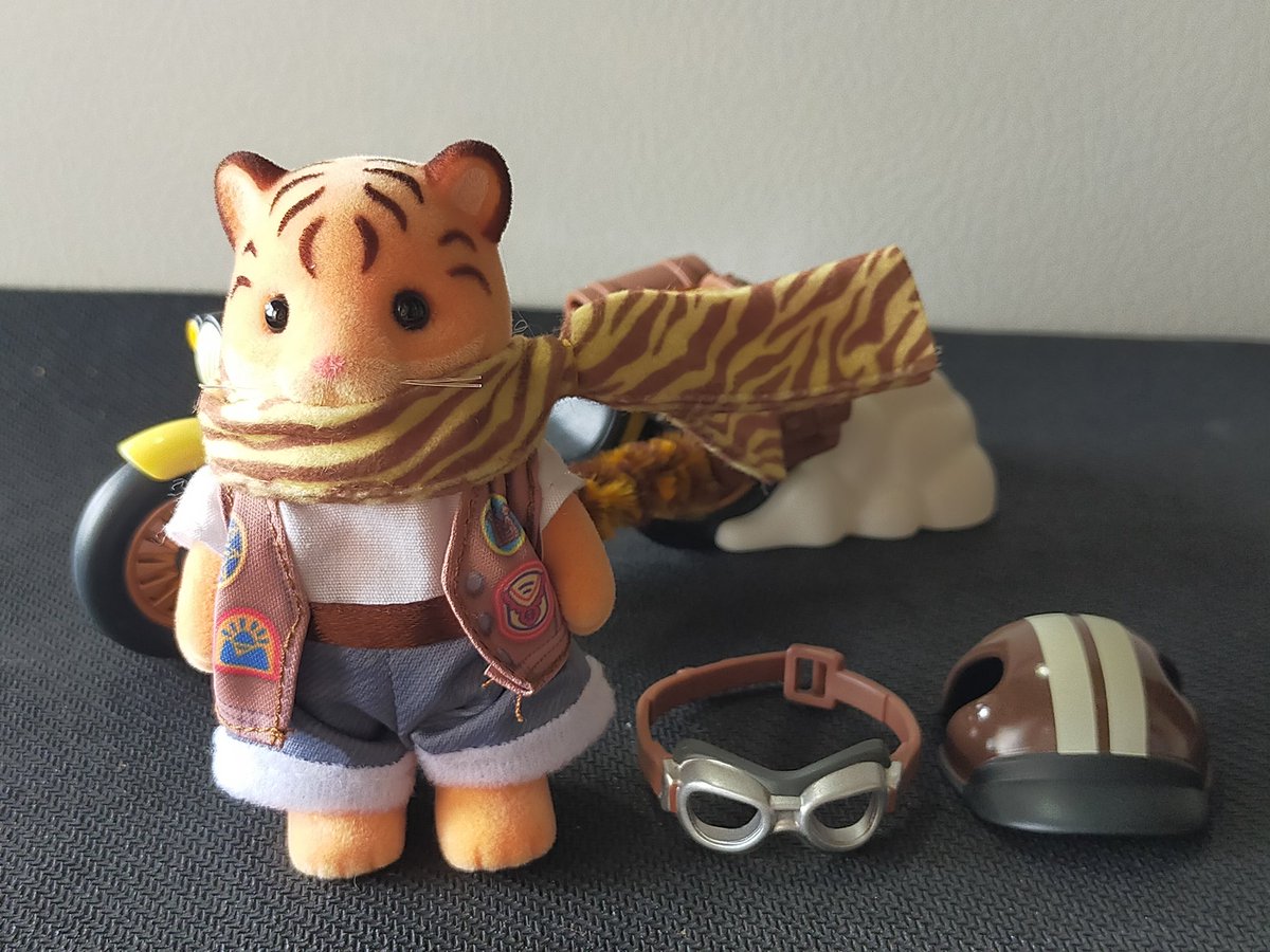 microtamabase's tweet photo. 今日発売のシルバニアファミリー 「トラのアドベンチャーバイク」
これは良い物！ゴーグルとヘルメットは脱着可能。フィギュアはもちろんライディングポーズ以外も可能。尻尾は針金入りで可動。バイクはコロ走行可能でリアバッグにはお宝がぎっしり。スモーク形の台座でディスプレイが可能。 https://t.co/P67qn1o4AF
