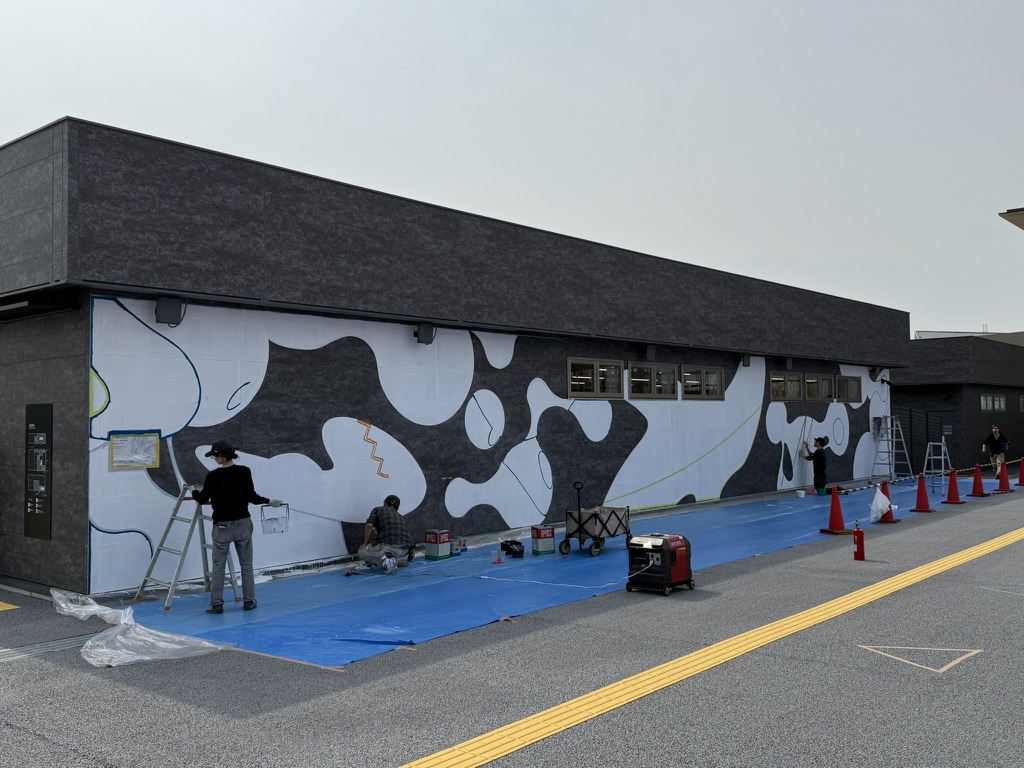 kouta_hikichi's tweet photo. 写真を漁っていたら出てきたこの東西ゲートのこみゃくアート懐かしすぎる。みんなで描いたんだよなー。予算がなかったらから、みんなで描いたんです。家族、チームの仲間、街の人、協会の人が休日に来てくれた。

ほんと素晴らしい思い出だった。

アーティスト名は「みんな」

やっていることは今も変わらない。
#COMMONs #わたしの万博物語