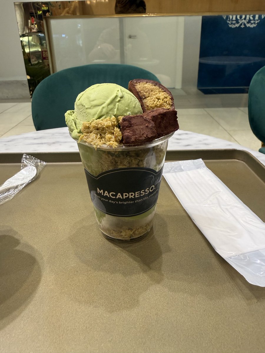 Yuuuuchan1116's tweet photo. D〇〇Rのソルドに行ったの後のアイスは一段美味しく感じる😋
#MACAPRESSO #銀座によるとつい食べたくなるドバイチョコアイス https://t.co/i1uxp1UMSO