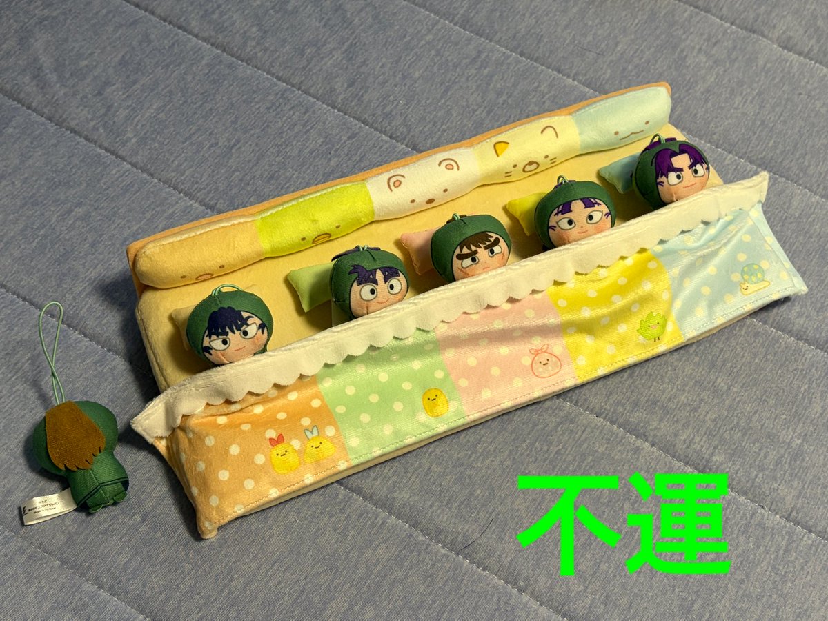 YUI_0717's tweet photo. 5人分しかないベッドに六年生が寝るとき。
あなたの好みはどれですか？

・伊作、不運
・仙蔵だけ天蓋（？）つきベッド
・ギンギンに忍者してるやつは池
・すまない留三郎……

次のポストにアンケート↓ https://t.co/2oyeZ69xSA