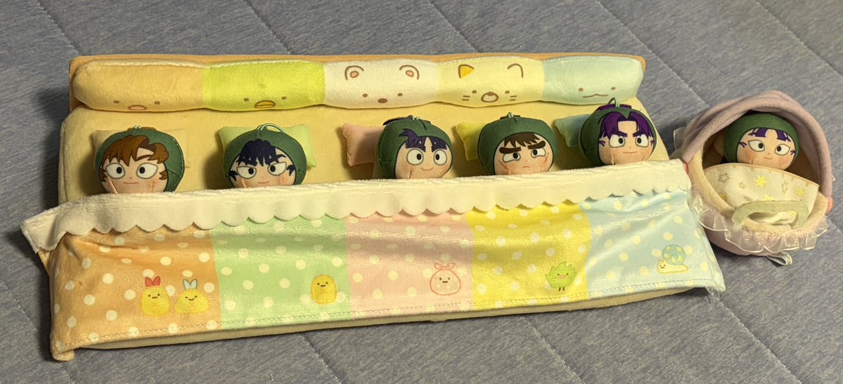 YUI_0717's tweet photo. 5人分しかないベッドに六年生が寝るとき。
あなたの好みはどれですか？

・伊作、不運
・仙蔵だけ天蓋（？）つきベッド
・ギンギンに忍者してるやつは池
・すまない留三郎……

次のポストにアンケート↓ https://t.co/2oyeZ69xSA