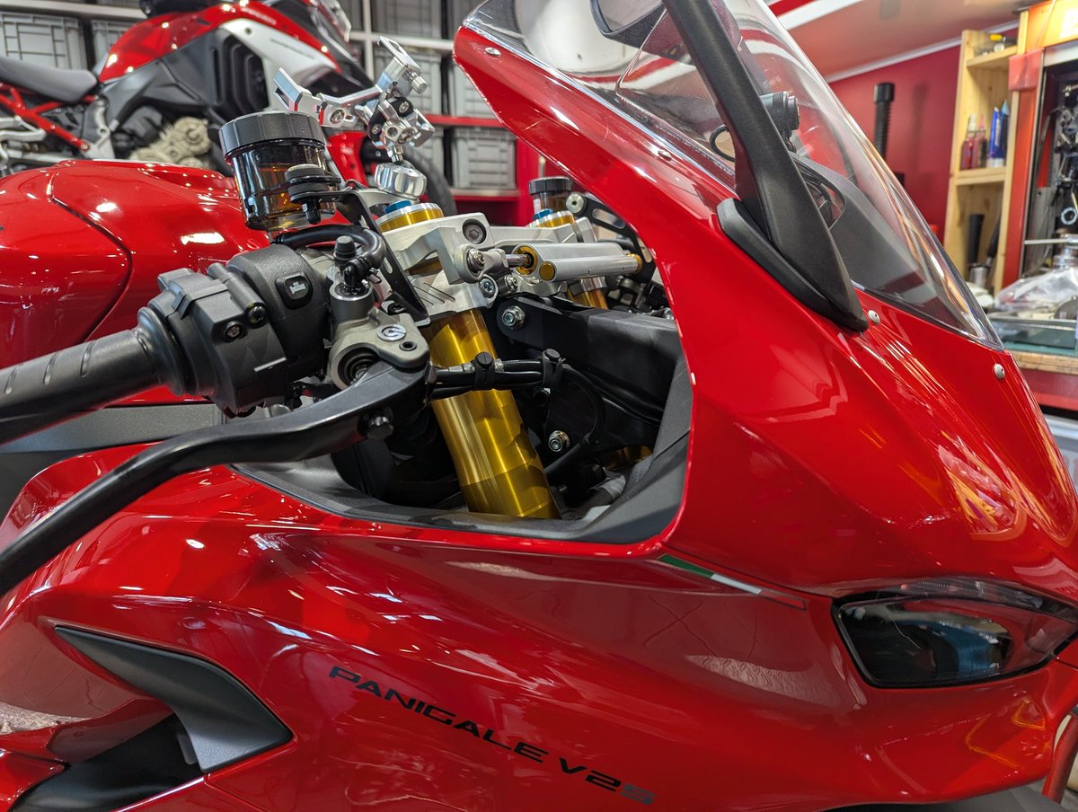 Ducati_Service's tweet photo. 🇮🇹　panigale V2S　🇮🇹
ステアリングダンパー取り付��完了❗️
#DLT
#ドゥカティ
#DucatiLifestyleTokyo
#Ducati
#ducati https://t.co/wmx2DzttHj
