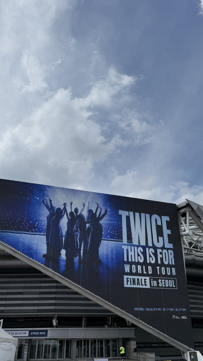 chouchii_11's tweet photo. 会場到着💙快晴すぎて、TWICEちゃんに会う前にメイクが終わりました😇
#TWICE_THIS_IS_FOR_WORLD_TOUR_FINALE_IN_SEOUL https://t.co/JqkRtkGI8x