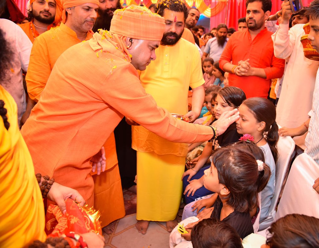 MahantBalaknath's tweet photo. गुरुग्राम के नानुकला (पटौदी) में आयोजित गौ-संत सम्मेलन में पूज्य संतों का सान्निध्य एवं आशीर्वाद प्राप्त करने का सौभाग्य मिला।

सनातन में गौ सेवा और संत सेवा सर्वोपरि है। सफल आयोजन हेतु सभी आयोजकों एवं संत सेवकों का हार्दिक अभिनंदन। https://t.co/t9kCKfB3Vq