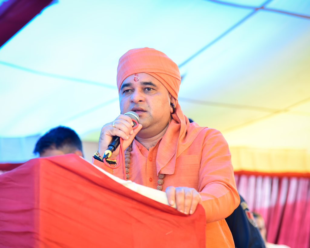 MahantBalaknath's tweet photo. गुरुग्राम के नानुकला (पटौदी) में आयोजित गौ-संत सम्मेलन में पूज्य संतों का सान्निध्य एवं आशीर्वाद प्राप्त करने का सौभाग्य मिला।

सनातन में गौ सेवा और संत सेवा सर्वोपरि है। सफल आयोजन हेतु सभी आयोजकों एवं संत सेवकों का हार्दिक अभिनंदन। https://t.co/t9kCKfB3Vq