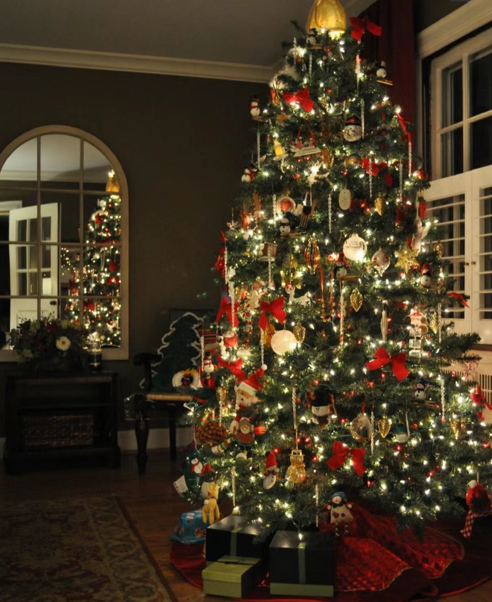Lindik5's tweet photo. Merry Christmas u0026 warm hugs to you and yours! May your day be filled with sweet treats, cozy moments and loads of joy! https://t.co/4QJAvq3qJn